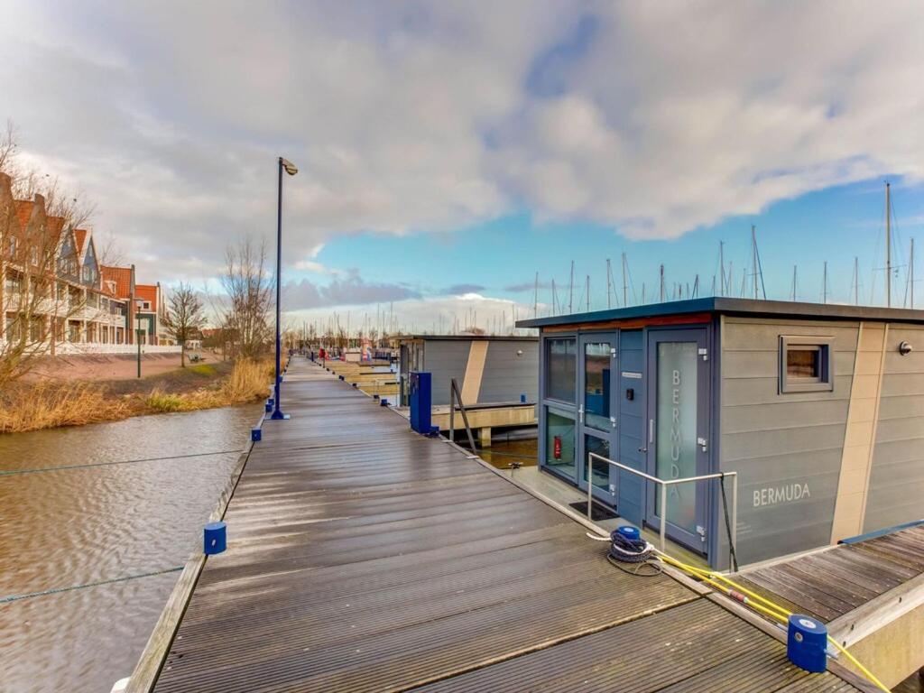 Modern Houseboat In Marina Of Volendam Hotel Exterior foto