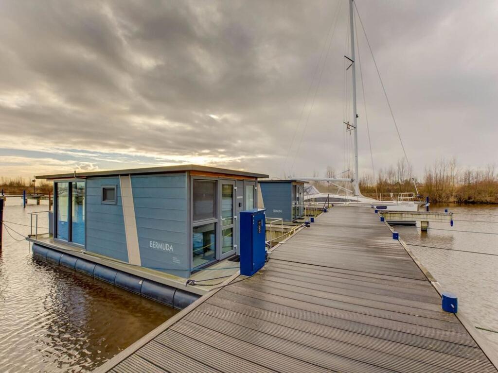 Modern Houseboat In Marina Of Volendam Hotel Exterior foto