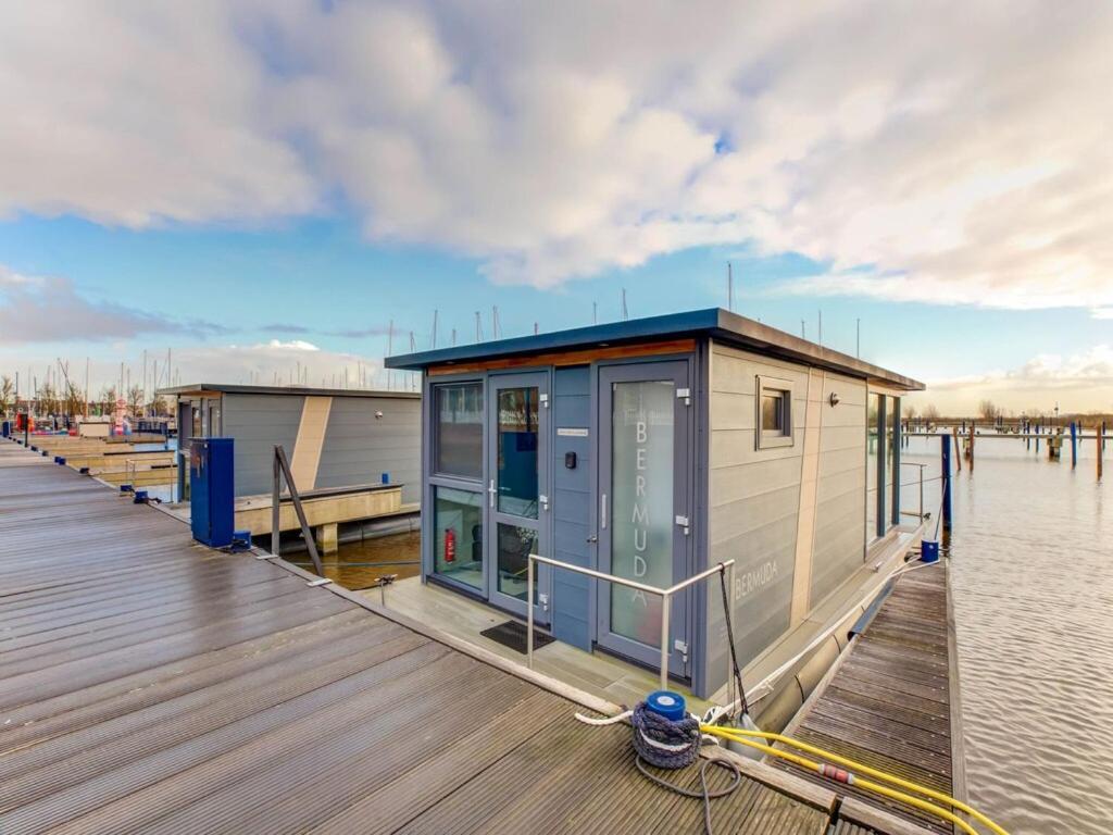 Modern Houseboat In Marina Of Volendam Hotel Exterior foto